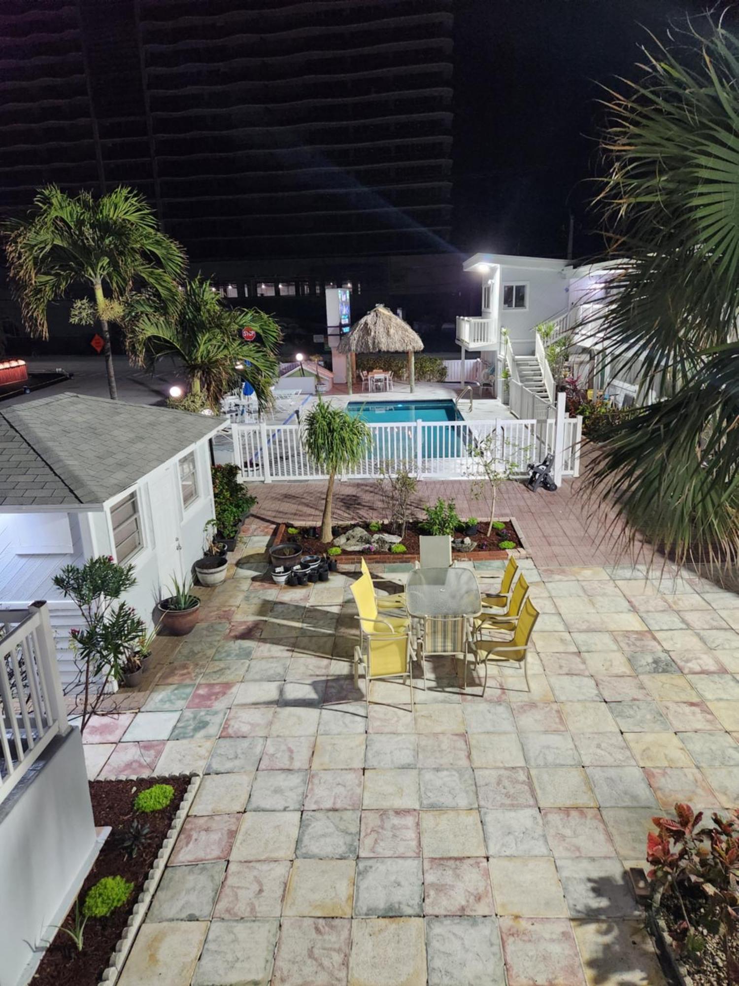 The Palms On Ocean Motel ปอมปาโนบีช ภายนอก รูปภาพ